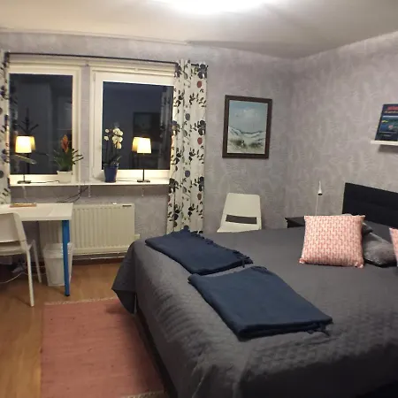 Dubbelrum Med Extrasaeng Pa Markplan I Lugnt Villaomrade Malmo Exterior photo