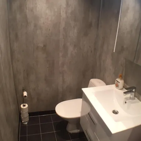 Dubbelrum Med Extrasaeng Pa Markplan I Lugnt Villaomrade Malmo Exterior photo