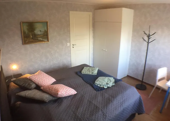 Dubbelrum Med Extrasaeng Pa Markplan I Lugnt Villaomrade