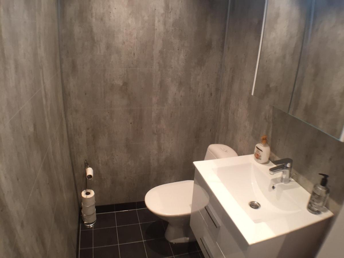 Homestay Dubbelrum Med Extrasaeng Pa Markplan I Lugnt Villaomrade *